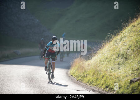 Radfahren die harten Winnats Pass Aufstieg in den Peak District, Derbyshire, England. Stockfoto