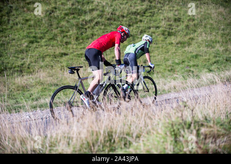 Radfahren die harten Winnats Pass Aufstieg in den Peak District, Derbyshire, England. Stockfoto