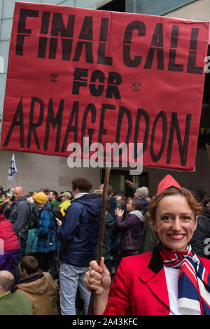 London, Großbritannien. 11. Oktober, 2019. Klima Aktivisten vor dem Aussterben Rebellion Block der Haupteingang des neuen BBC Broadcasting House am fünften Tag der Internationalen Rebellion Proteste. Sie forderten, dass der Fernsehveranstalter "Sag die Wahrheit" in Bezug auf die Klima Notfall. Credit: Mark Kerrison/Alamy leben Nachrichten Stockfoto