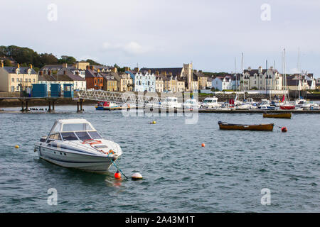 11. Oktober 2010 Ein fairline Luxusyacht mit anderen Schiffen in der Ards Halbinsel Hafen und Jachthafen von portaferry Hafen in Nordirland günstig Stockfoto