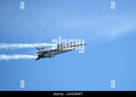 15.08.2013. Ein Lockheed-Martin F-16A Fighting Falcon der belgischen Luftwaffe die Massen an der Eastbourne International Airshow unterhält. Stockfoto