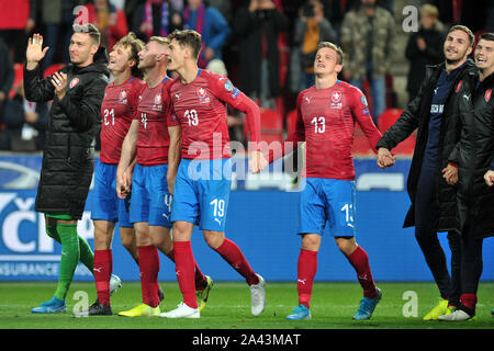 Prag, Tschechische Republik. 11 Okt, 2019. ALEX KRAL (21), JAKUB BRABEC (4), PATRIK SCHICK (19), JAN KOPIC (13) mit Spielern der Tschechischen Republik feiern Sieg 2:1 ing die UEFA-EM-Qualifikationsspiel der Fußball 2020 Übereinstimmung zwischen der Tschechischen Republik und England an Sinobo Stadion in Prag, am 11. Oktober 2019. Credit: Slavek Ruta/ZUMA Draht/Alamy leben Nachrichten Stockfoto