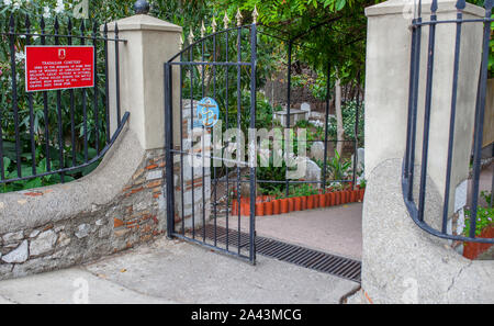 Gibraltar, Großbritannien - 27.Juli 2019: Trafalgar Friedhof. Ein Friedhof in der Britischen Überseegebiet Gibraltar. Pergola Eintrag Stockfoto