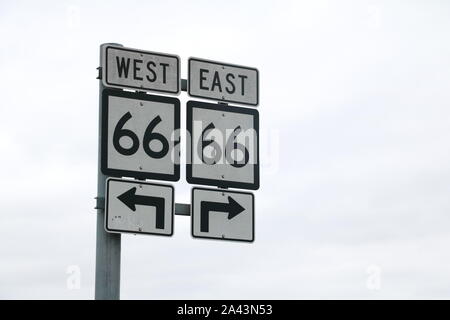 Cromwell, CT/USA - Mai 4, 2019: Connecticut Provincial Highway Schild 66 Ost und West Stockfoto