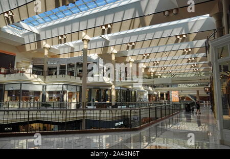 Falls Church, Va/USA - September 24, 2019: Perspektive geschossen von der Innenseite der Tysons Galleria präsentiert die Oberlichter und Architektur Stockfoto