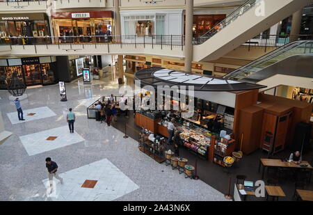 Falls Church, Va/USA - September 24, 2019: Besetzt STarbucks mitten im Tysons Galleria Stockfoto