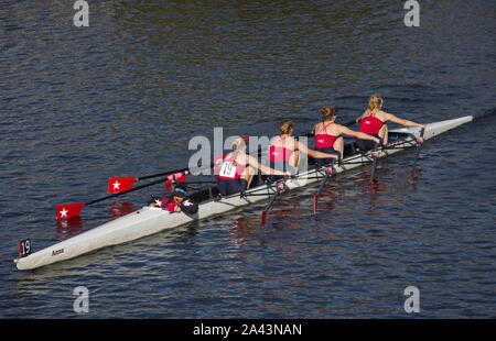 Boston, MA/USA - Oktober 22, 2017: Frau coxed vier Boot ihren Weg nach unten den Kopf des Charles Rennstrecke Stockfoto