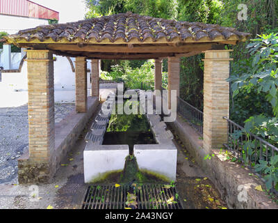 Alte Wäscheservice oder Waschmaschine Platz in Los Romeros Dorf, in Aracena Berge, Huelva, Andalusien, Spanien Stockfoto