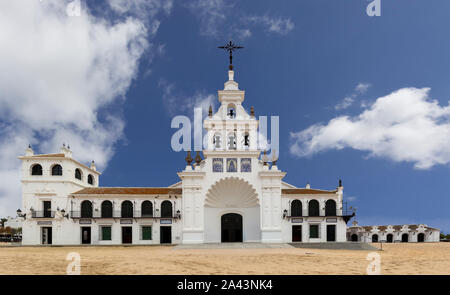 El Rocio Hermitage in einem bewölkten Tag im kleinen Dorf mit dem gleichen Namen in Almonte, Huelva, Andalusien, Spanien Stockfoto