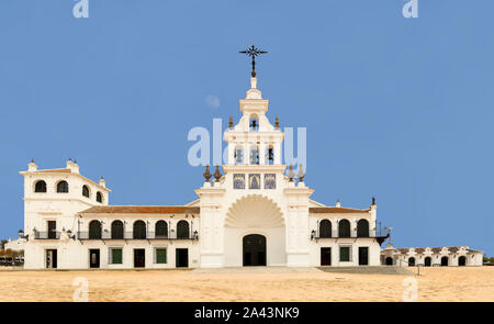El Rocio Hermitage in einem bewölkten Tag im kleinen Dorf mit dem gleichen Namen in Almonte, Huelva, Andalusien, Spanien Stockfoto