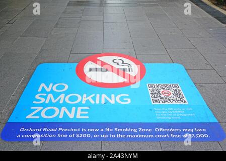 Singapur-23 Aug 2019 - Blick auf ein Rauchverbot Schild an der Straße an der Orchard Road in Singapur. Stockfoto