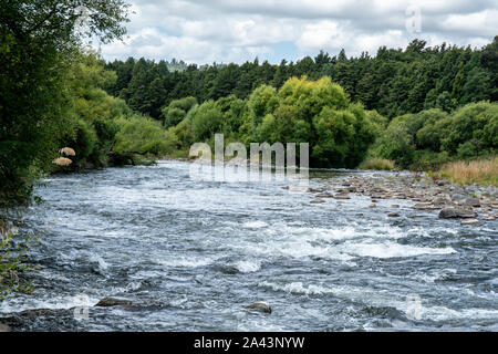 Swift bewegten Fluss von Bäumen gesäumt durch ländliche Landschaft läuft Stockfoto