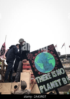 London, Großbritannien. 11 Okt, 2019. Aussterben Rebellion Aktivisten protestieren in Städten rund um die Welt und forderte dringendes Handeln auf das globale Klima und die Tierwelt Notfälle. Als Teil ihrer Proteste am Freitag, Aktivisten versammelten sich vor Zelte am Trafalgar Square in London. (Foto von Laura Chiesa/Pacific Press) Quelle: Pacific Press Agency/Alamy leben Nachrichten Stockfoto