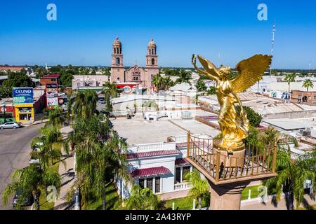 Luftaufnahme der Engel der Unabhängigkeit in Plaza 5 de Mayo in Navojoa, Sonora, Mexiko. Diese Statue aus Gold oder Gold Farbe ist eine Nachbildung der findet auf dem Paseo de la Reforma in Mexiko Stadt. Denkmal für die Unabhängigkeit von Mexiko. Der Engel oder der Engel der Unabhängigkeit. Skulptur © (© Foto: LuisGutierrez/NortePhoto.com) Vista aerea del Angel de la Independencia en la Plaza 5 de Mayo de Navojoa, Sonora, Mexiko. Esta estatua de Farbe dorado u Oro, es una Replik al que se encuentra en el Paseo de la Reforma de Ciduad de Mexico. Monumento a la Independencia de Mexico. El Angel o El Angel d Stockfoto