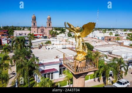 Luftaufnahme der Engel der Unabhängigkeit in Plaza 5 de Mayo in Navojoa, Sonora, Mexiko. Diese Statue aus Gold oder Gold Farbe ist eine Nachbildung der findet auf dem Paseo de la Reforma in Mexiko Stadt. Denkmal für die Unabhängigkeit von Mexiko. Der Engel oder der Engel der Unabhängigkeit. Skulptur © (© Foto: LuisGutierrez/NortePhoto.com) Vista aerea del Angel de la Independencia en la Plaza 5 de Mayo de Navojoa, Sonora, Mexiko. Esta estatua de Farbe dorado u Oro, es una Replik al que se encuentra en el Paseo de la Reforma de Ciduad de Mexico. Monumento a la Independencia de Mexico. El Angel o El Angel d Stockfoto