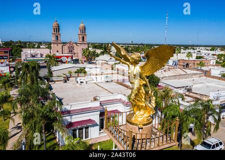 Luftaufnahme der Engel der Unabhängigkeit in Plaza 5 de Mayo in Navojoa, Sonora, Mexiko. Diese Statue aus Gold oder Gold Farbe ist eine Nachbildung der findet auf dem Paseo de la Reforma in Mexiko Stadt. Denkmal für die Unabhängigkeit von Mexiko. Der Engel oder der Engel der Unabhängigkeit. Skulptur © (© Foto: LuisGutierrez/NortePhoto.com) Vista aerea del Angel de la Independencia en la Plaza 5 de Mayo de Navojoa, Sonora, Mexiko. Esta estatua de Farbe dorado u Oro, es una Replik al que se encuentra en el Paseo de la Reforma de Ciduad de Mexico. Monumento a la Independencia de Mexico. El Angel o El Angel d Stockfoto