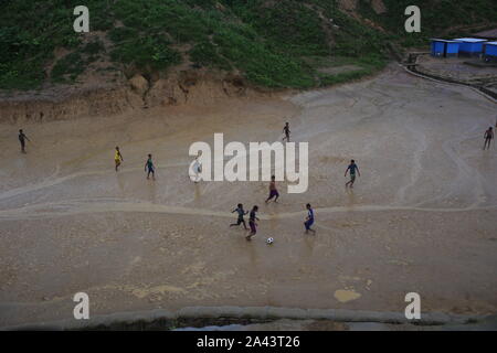 Bangladesch. 10 Okt, 2019. Rohingya Kinder spielen Fußball in einem Bereich, in dem Lager. (Foto von Md. Rakibul Hasan/Pacific Press) Quelle: Pacific Press Agency/Alamy leben Nachrichten Stockfoto