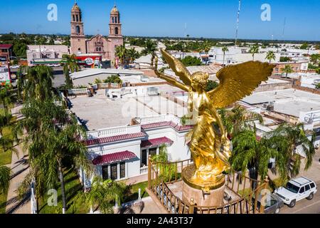 Luftaufnahme der Engel der Unabhängigkeit in Plaza 5 de Mayo in Navojoa, Sonora, Mexiko. Diese Statue aus Gold oder Gold Farbe ist eine Nachbildung der findet auf dem Paseo de la Reforma in Mexiko Stadt. Denkmal für die Unabhängigkeit von Mexiko. Der Engel oder der Engel der Unabhängigkeit. Skulptur © (© Foto: LuisGutierrez/NortePhoto.com) Vista aerea del Angel de la Independencia en la Plaza 5 de Mayo de Navojoa, Sonora, Mexiko. Esta estatua de Farbe dorado u Oro, es una Replik al que se encuentra en el Paseo de la Reforma de Ciduad de Mexico. Monumento a la Independencia de Mexico. El Angel o El Angel d Stockfoto