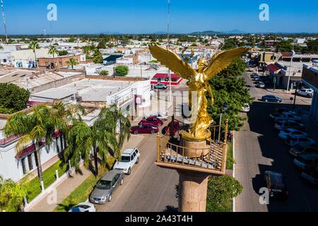 Luftaufnahme der Engel der Unabhängigkeit in Plaza 5 de Mayo in Navojoa, Sonora, Mexiko. Diese Statue aus Gold oder Gold Farbe ist eine Nachbildung der findet auf dem Paseo de la Reforma in Mexiko Stadt. Denkmal für die Unabhängigkeit von Mexiko. Der Engel oder der Engel der Unabhängigkeit. Skulptur © (© Foto: LuisGutierrez/NortePhoto.com) Vista aerea del Angel de la Independencia en la Plaza 5 de Mayo de Navojoa, Sonora, Mexiko. Esta estatua de Farbe dorado u Oro, es una Replik al que se encuentra en el Paseo de la Reforma de Ciduad de Mexico. Monumento a la Independencia de Mexico. El Angel o El Angel d Stockfoto