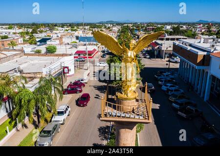 Luftaufnahme der Engel der Unabhängigkeit in Plaza 5 de Mayo in Navojoa, Sonora, Mexiko. Diese Statue aus Gold oder Gold Farbe ist eine Nachbildung der findet auf dem Paseo de la Reforma in Mexiko Stadt. Denkmal für die Unabhängigkeit von Mexiko. Der Engel oder der Engel der Unabhängigkeit. Skulptur © (© Foto: LuisGutierrez/NortePhoto.com) Vista aerea del Angel de la Independencia en la Plaza 5 de Mayo de Navojoa, Sonora, Mexiko. Esta estatua de Farbe dorado u Oro, es una Replik al que se encuentra en el Paseo de la Reforma de Ciduad de Mexico. Monumento a la Independencia de Mexico. El Angel o El Angel d Stockfoto