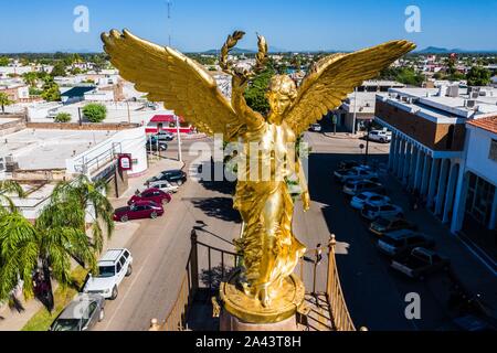 Luftaufnahme der Engel der Unabhängigkeit in Plaza 5 de Mayo in Navojoa, Sonora, Mexiko. Diese Statue aus Gold oder Gold Farbe ist eine Nachbildung der findet auf dem Paseo de la Reforma in Mexiko Stadt. Denkmal für die Unabhängigkeit von Mexiko. Der Engel oder der Engel der Unabhängigkeit. Skulptur © (© Foto: LuisGutierrez/NortePhoto.com) Vista aerea del Angel de la Independencia en la Plaza 5 de Mayo de Navojoa, Sonora, Mexiko. Esta estatua de Farbe dorado u Oro, es una Replik al que se encuentra en el Paseo de la Reforma de Ciduad de Mexico. Monumento a la Independencia de Mexico. El Angel o El Angel d Stockfoto