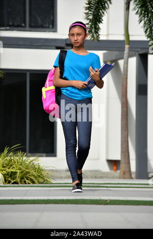 Unemotional schöne Filipina Person mit Bücher Wandern Stockfoto