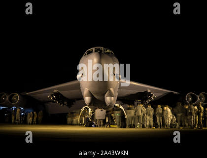 Us Air Force Piloten in die zweite Bombe Flügel von Barksdale Air Force Base in Louisiana zugeordnet, begrüßen die erste US Air Force B-52 Stratofortress in Unterstützung der Bomber Task Force Europa 20-1, Okt. 10, 2019 ankommen, an RAF Fairford, England. Diese Implementierung ermöglicht Flugzeugbesatzungen und support Personal theater Integration durchzuführen und zu verbessern Bomber Interoperabilität mit gemeinsamen Partnern und alliierten Nationen. (U.S. Air Force Foto von Airman 1st Class Duncan C. Bevan) Stockfoto