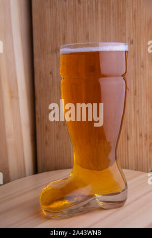 Bier im boot Bier Glas auf einem Holzbrett in Holz- Hintergrund Stockfoto