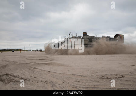 191010-N-KO 533-1418 ONSLOW Strand, N.C. (Okt. 2010) 10, 2019) - Landing Craft, Luftkissen 70 (LCAC), zum Angriff Craft Unit 4 zugeordneten kommt an Land während einer amphibischen Betrieb mit Bataillon Landung Team 2nd Battalion, 14th Marine Regiment (BLT 2/8), Okt. 10, 2019. Bataan ist unterwegs die Durchführung einer Composite Trainingsgerät Übung (COMPTUEX) mit dem Bataan Amphibious Ready Gruppe und 26 Marine Expeditionary Unit. (U.S. Marine Foto von Mass Communication Specialist 3. Klasse Lenny Weston) Stockfoto