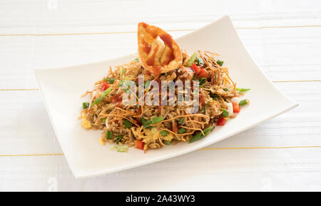 Peruanisches Essen, arroz chaufa gebratener Reis mit weißem Hintergrund. Stockfoto