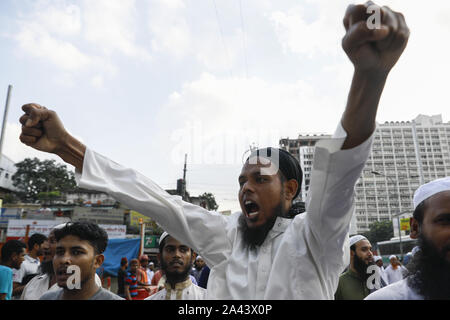 Dhaka, Bangladesch. 11 Okt, 2019. Anhänger der Islami Andolon Bangladesch shout Slogan, wie sie sich an einem Protest kritisieren, Wasser und Gas deal mit Indien, gegen die jüngsten Schüler töten in Bangladesch Universität von Engineering und Technologie (BUET), in Dhaka, Bangladesh, 11. Oktober 2019. Nach dem neuen Abkommen Bangladesch liefern wird 1,82 cusecs von Wasser von Feni Fluss Tripura. Credit: Suvra Kanti Das/ZUMA Draht/Alamy leben Nachrichten Stockfoto