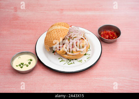 Brot mit Tintenfisch, mit Zwiebel. Lecker. Auf einem rosa Holz Stockfoto