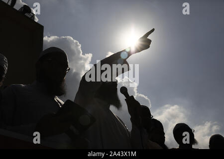 Dhaka, Bangladesch. 11 Okt, 2019. Anhänger der Islami Andolon Bangladesch Teil in einem Protest kritisieren, Wasser und Gas deal mit Indien nehmen, auch gegen die jüngsten Schüler töten in Bangladesch Universität von Engineering und Technologie (BUET), in Dhaka, Bangladesh, 11. Oktober 2019. Nach dem neuen Abkommen Bangladesch liefern wird 1,82 cusecs von Wasser von Feni Fluss Tripura. Credit: Suvra Kanti Das/ZUMA Draht/Alamy leben Nachrichten Stockfoto