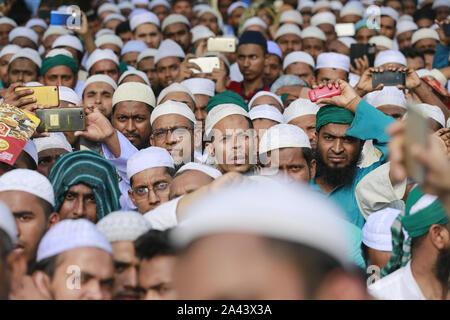 Dhaka, Bangladesch. 11 Okt, 2019. Anhänger der Islami Andolon Bangladesch Teil in einem Protest kritisieren, Wasser und Gas deal mit Indien nehmen, auch gegen die jüngsten Schüler töten in Bangladesch Universität von Engineering und Technologie (BUET), in Dhaka, Bangladesh, 11. Oktober 2019. Nach dem neuen Abkommen Bangladesch liefern wird 1,82 cusecs von Wasser von Feni Fluss Tripura. Credit: Suvra Kanti Das/ZUMA Draht/Alamy leben Nachrichten Stockfoto