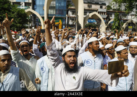 Dhaka, Bangladesch. 11 Okt, 2019. Anhänger der Islami Andolon Bangladesch shout Slogan, wie sie sich an einem Protest kritisieren, Wasser und Gas deal mit Indien, gegen die jüngsten Schüler töten in Bangladesch Universität von Engineering und Technologie (BUET), in Dhaka, Bangladesh, 11. Oktober 2019. Nach dem neuen Abkommen Bangladesch liefern wird 1,82 cusecs von Wasser von Feni Fluss Tripura. Credit: Suvra Kanti Das/ZUMA Draht/Alamy leben Nachrichten Stockfoto