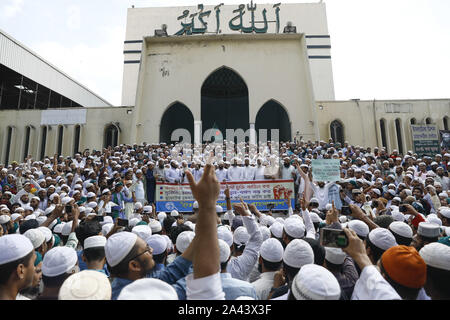 Dhaka, Bangladesch. 11 Okt, 2019. Anhänger der Islami Andolon Bangladesch Teil in einem Protest kritisieren, Wasser und Gas deal mit Indien nehmen, auch gegen die jüngsten Schüler töten in Bangladesch Universität von Engineering und Technologie (BUET), in Dhaka, Bangladesh, 11. Oktober 2019. Nach dem neuen Abkommen Bangladesch liefern wird 1,82 cusecs von Wasser von Feni Fluss Tripura. Credit: Suvra Kanti Das/ZUMA Draht/Alamy leben Nachrichten Stockfoto