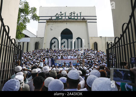 Dhaka, Bangladesch. 11 Okt, 2019. Anhänger der Islami Andolon Bangladesch Teil in einem Protest kritisieren, Wasser und Gas deal mit Indien nehmen, auch gegen die jüngsten Schüler töten in Bangladesch Universität von Engineering und Technologie (BUET), in Dhaka, Bangladesh, 11. Oktober 2019. Nach dem neuen Abkommen Bangladesch liefern wird 1,82 cusecs von Wasser von Feni Fluss Tripura. Credit: Suvra Kanti Das/ZUMA Draht/Alamy leben Nachrichten Stockfoto