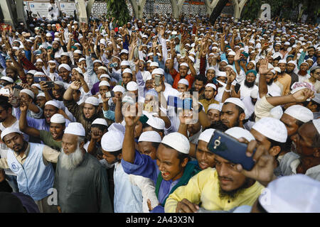 Dhaka, Bangladesch. 11 Okt, 2019. Anhänger der Islami Andolon Bangladesch shout Slogan, wie sie sich an einem Protest kritisieren, Wasser und Gas deal mit Indien, gegen die jüngsten Schüler töten in Bangladesch Universität von Engineering und Technologie (BUET), in Dhaka, Bangladesh, 11. Oktober 2019. Nach dem neuen Abkommen Bangladesch liefern wird 1,82 cusecs von Wasser von Feni Fluss Tripura. Credit: Suvra Kanti Das/ZUMA Draht/Alamy leben Nachrichten Stockfoto