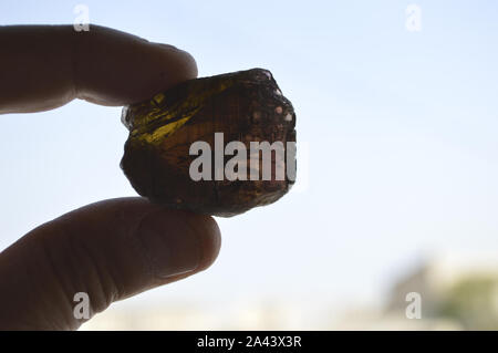 Axinite gehört zu den seltenen Erden Mineralien, beliebt für ihre exotischen Farbe und Seltenheit in sauberen Edelsteinqualität, Ort, Pakistan. Stockfoto