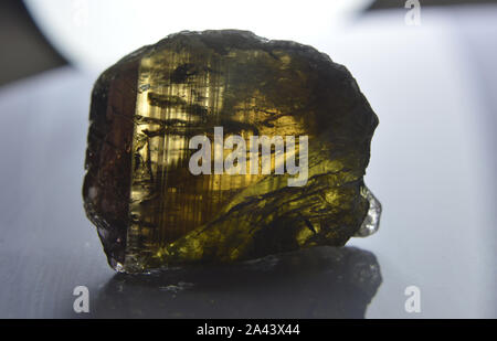 Axinite gehört zu den seltenen Erden Mineralien, beliebt bei Sammlern für ihre Schönheit von exotischen Farben, Ort, Pakistan. Stockfoto