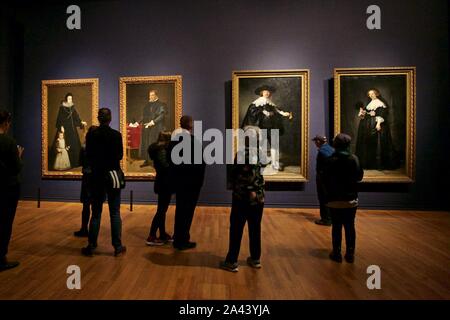 Amsterdam, Niederlande. 11 Okt, 2019. Besucher sehen Kunstwerke in der Ausstellung "Rembrandt-Velazquez. Niederländischen und spanischen Meister' an der Rijksmusem in Amsterdam, Niederlande, Okt. 11, 2019. Die Ausstellung, die bis zum 19.01.2020, wird der 200. Jahrestag der Museo del Prado in Madrid und das Jahr der Rembrandt 2019 zu markieren. Quelle: Sylvia Lederer/Xinhua/Alamy leben Nachrichten Stockfoto