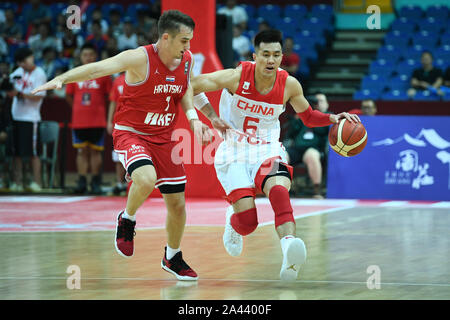 Guo Ailun, eine professionelle chinesische Basketball player, rechts, Pausen während 2019 Zhouzhuang Cup Kunshan Männer International Basketball Championship Aga Stockfoto