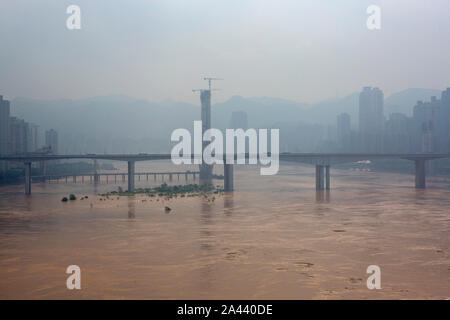 Blick auf die überschwemmten Yangtze Fluss in Chongqing, China, 8. August 2019. Stockfoto
