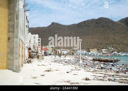 Sint Maarten Sint Maarten: Board Walk und Gebäude komplett mit Sand und Schmutz bedeckt nach Island von Hurricane Irma getroffen. Stockfoto
