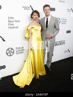 New York, Vereinigte Staaten. 12 Okt, 2019. Edward Norton und Schauspielerin Gugu Mbatha-Raw kommt auf dem roten Teppich am 'Motherless Brooklyn 'Premiere auf der 57 New York Film Festival in New York City am Freitag, 11. Oktober 2019. Foto von John angelillo/UPI Quelle: UPI/Alamy leben Nachrichten Stockfoto