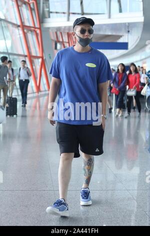 Chinesische Schauspieler und Sänger Ohu Ou Hao kommt an der Beijing Capital International Flughafen nach der Landung in Peking, China, 15. August 2019. T-Shirt: O Stockfoto