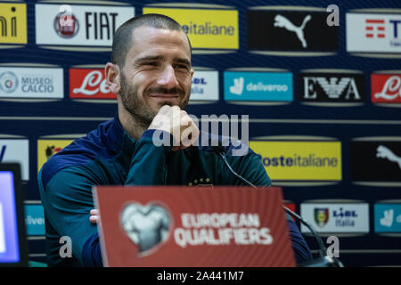 Leonardo Bonucci von Italien spricht mit den Medien während einer Pressekonferenz im Stadio Olimpico in Rom. Stockfoto