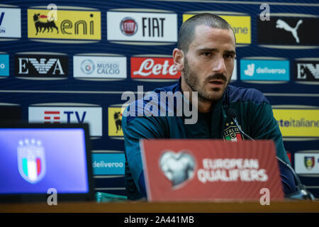 Leonardo Bonucci von Italien spricht mit den Medien während einer Pressekonferenz im Stadio Olimpico in Rom. Stockfoto