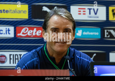 Roberto Mancini, Trainer von Italien spricht mit den Medien während einer Pressekonferenz im Stadio Olimpico in Rom. Stockfoto