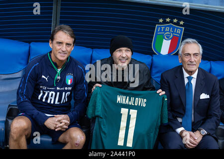 Head Coach von Italien Roberto Mancini, Sinisa Mihajlovic und Präsident FIGC Gabriele Gravina posieren für ein Foto während einer Trainingseinheit im Stadio Olimpico in Rom. Stockfoto